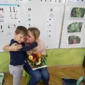 rodzice czytają dzieciom